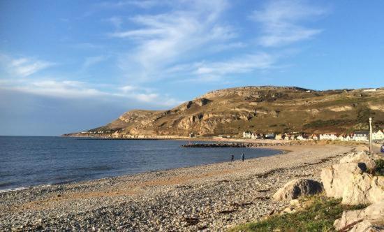 Bodlondeb Castle Bed & Breakfast { Central Llandudno} Экстерьер фото