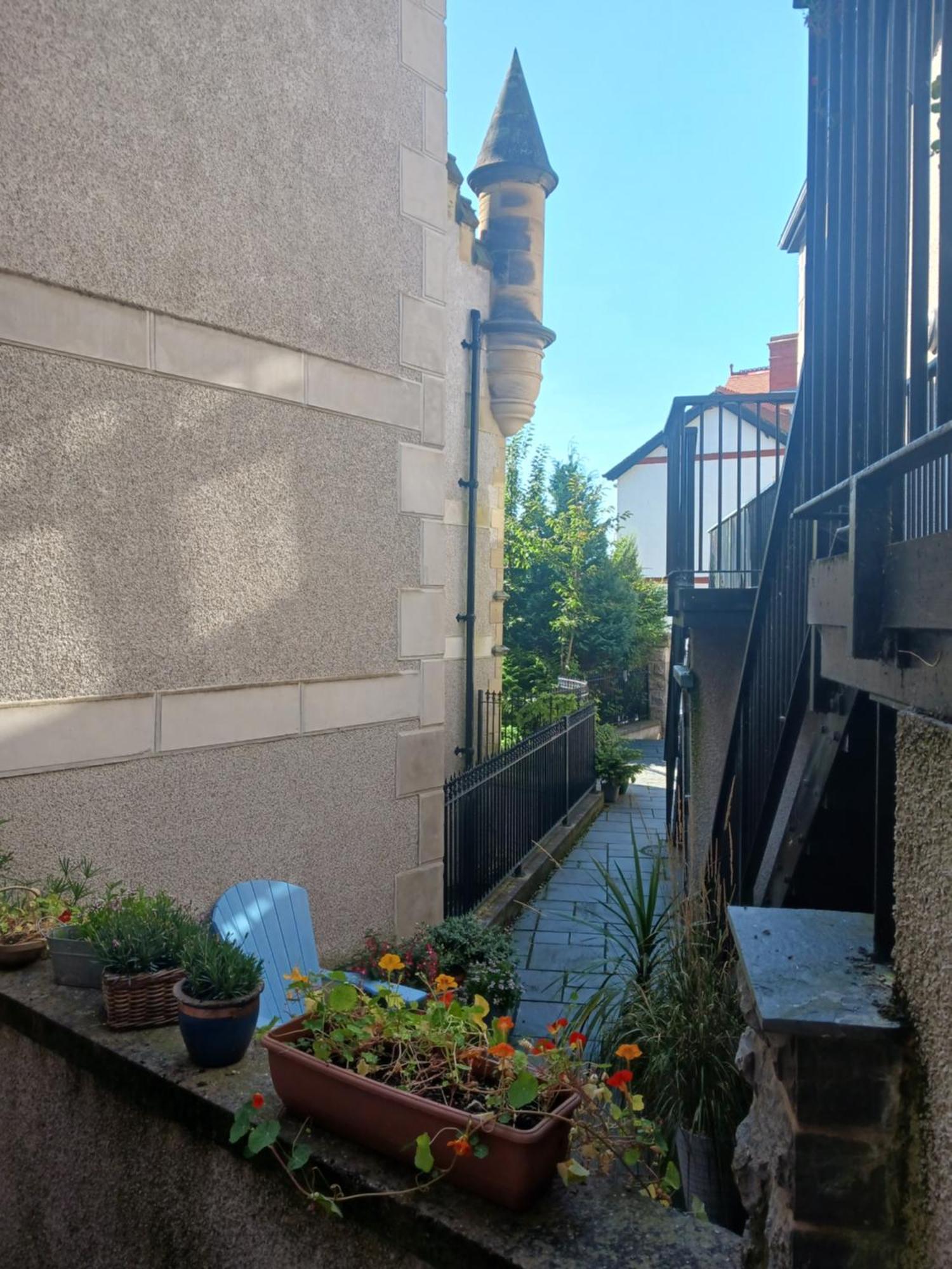Bodlondeb Castle Bed & Breakfast { Central Llandudno} Экстерьер фото
