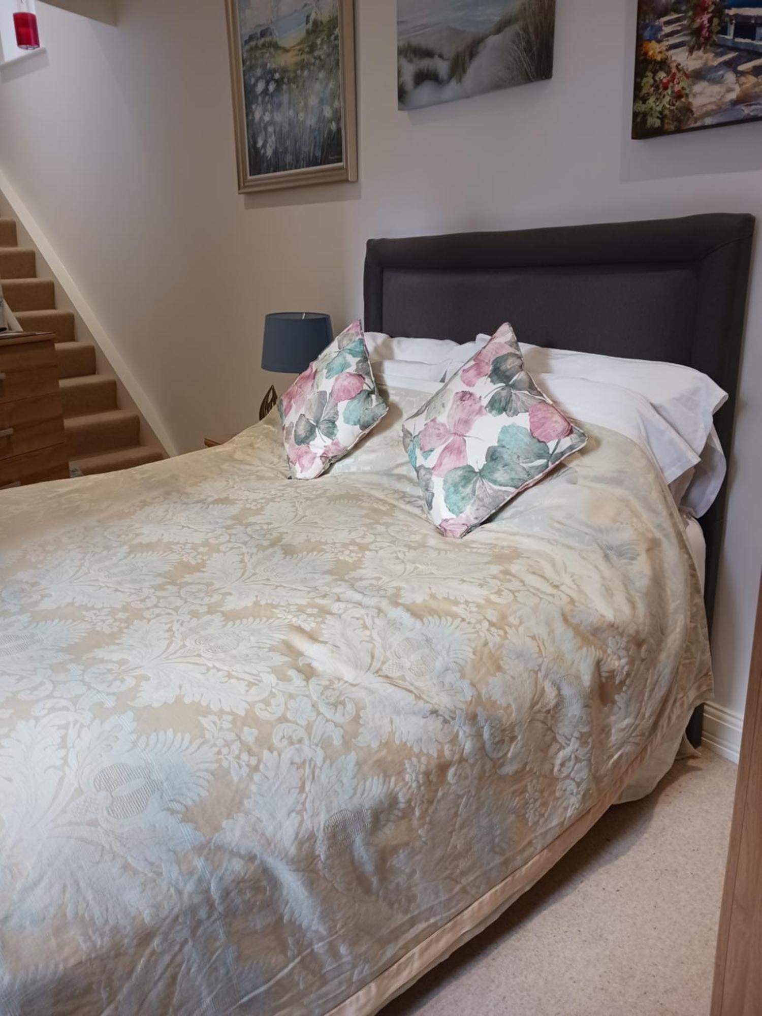 Bodlondeb Castle Bed & Breakfast { Central Llandudno} Экстерьер фото